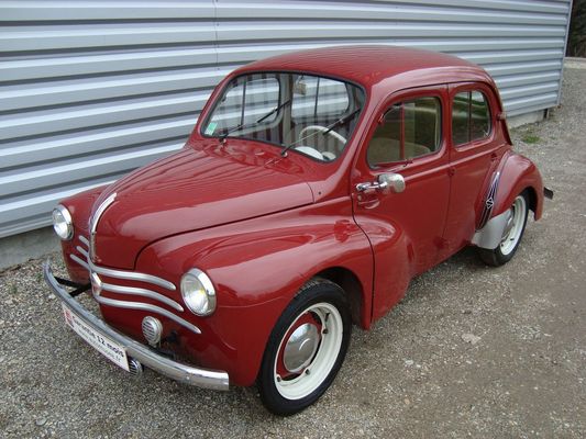 voiture de collection RENAULT 4 CV Cliquez pour agrandir