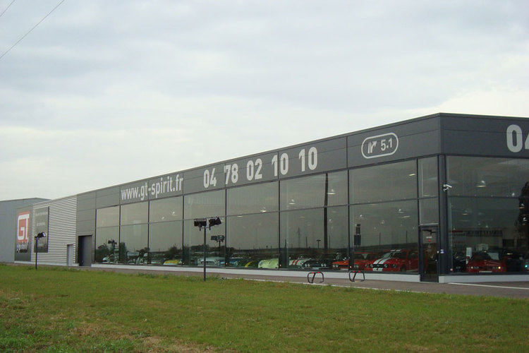 Showroom GT Spirit, vu de l'autoroute